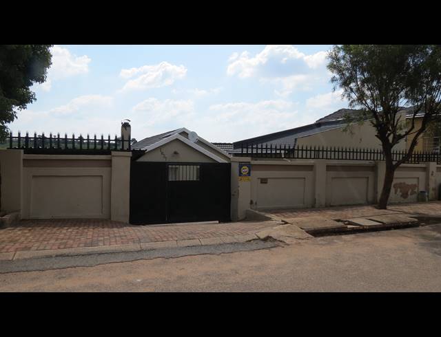 3 BEDROOM FREEHOLD FOR SALE IN KAGISO